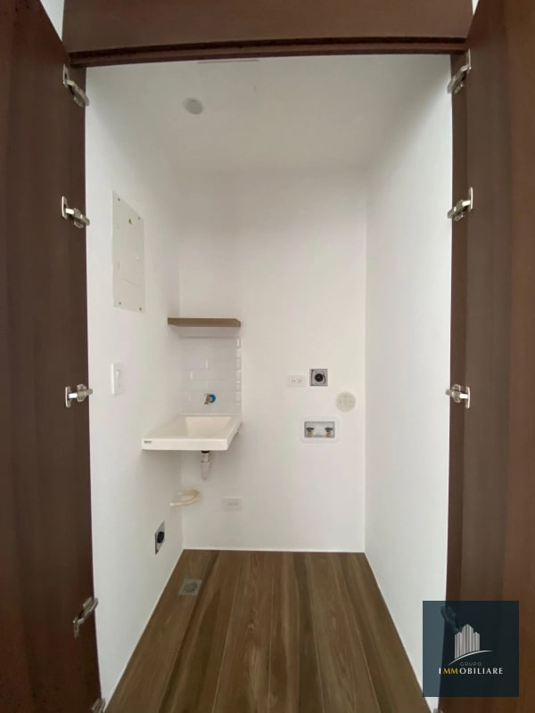 Apartamento con balcón en renta zona 10 edificio Atarah - 8