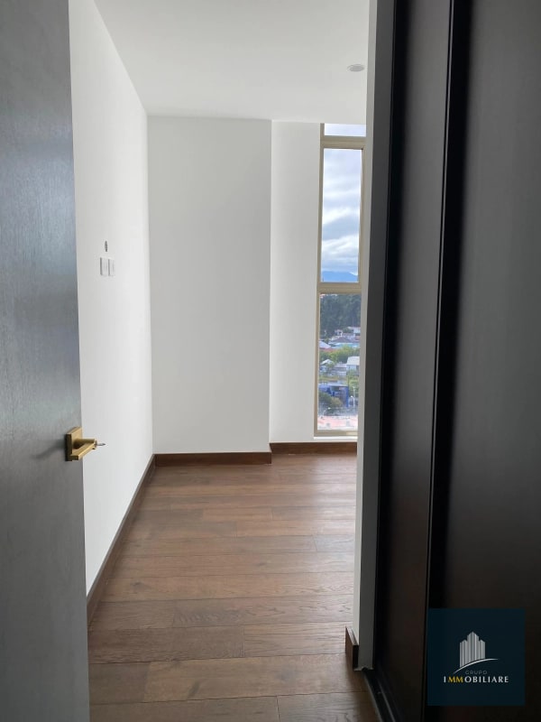 Apartamento con balcón en renta zona 10 edificio Atarah - 7