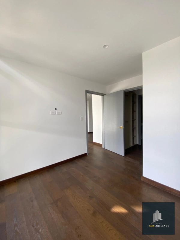 Apartamento con balcón en renta zona 10 edificio Atarah - 5