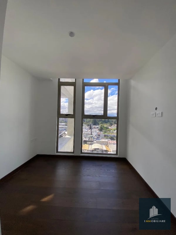 Apartamento con balcón en renta zona 10 edificio Atarah - 2