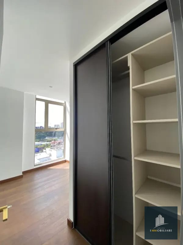Apartamento con balcón en renta zona 10 edificio Atarah — Apartamento en Alquiler en Atarah, Zona 10, Guatemala, Ciudad — foto 2 de 14