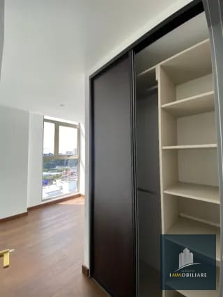 Apartamento con balcón en renta zona 10 edificio Atarah — Apartamento en Alquiler en Atarah, Zona 10, Guatemala, Ciudad — miniatura 2 de 14