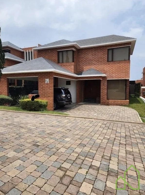 Casa en Venta a 5 minutos de Pradera zona 10 - 15