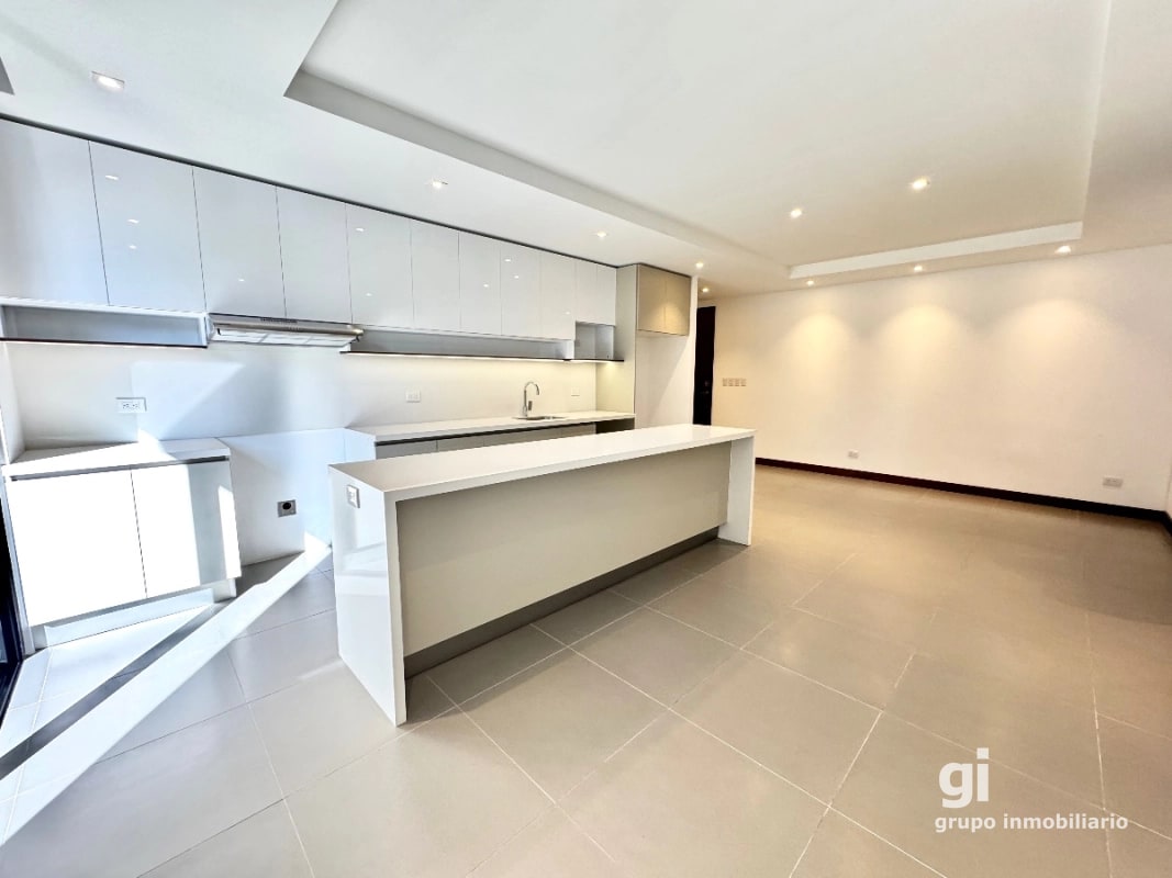 Apartamento de 3 dormitorios + cuarto de servicio en venta en zona 13 - 12