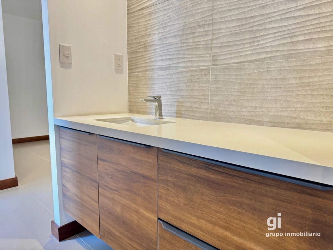Apartamento de 3 dormitorios + cuarto de servicio en venta en zona 13 - 10