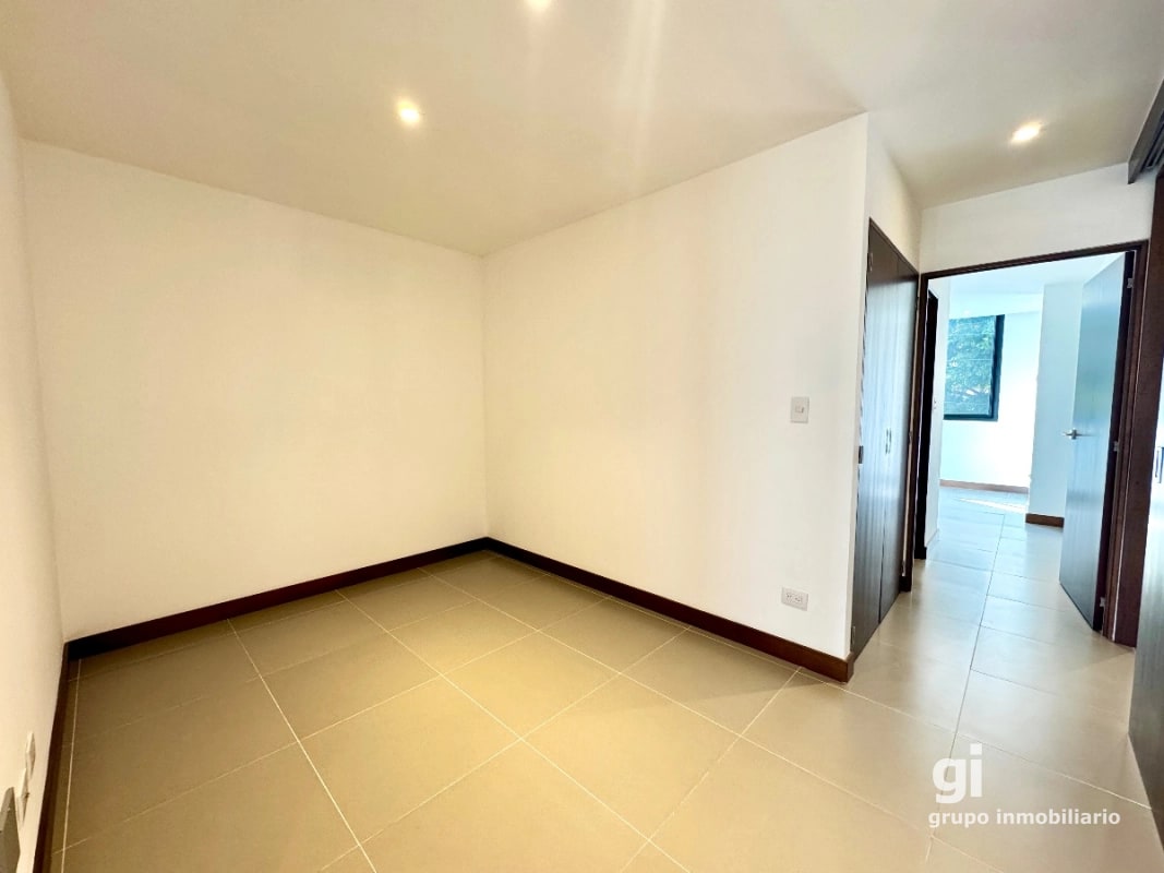 Apartamento de 3 dormitorios + cuarto de servicio en venta en zona 13 - 9