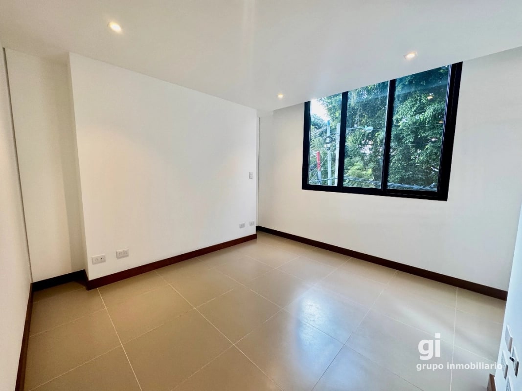 Apartamento de 3 dormitorios + cuarto de servicio en venta en zona 13 - 7