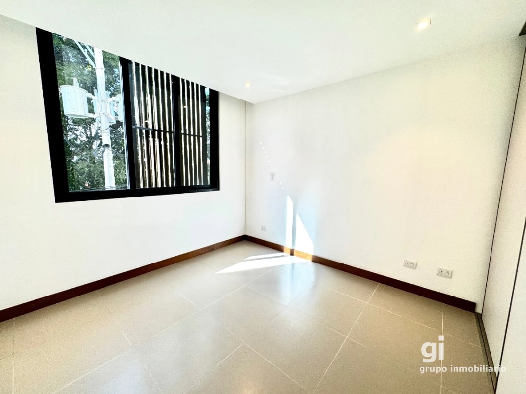 Apartamento de 2 dormitorios + jardín en venta en zona 13 - 7