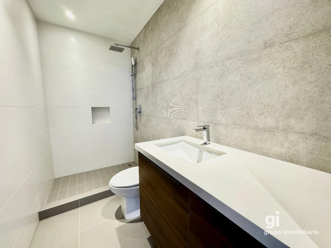 Apartamento de 2 dormitorios + jardín en venta en zona 13 - 8