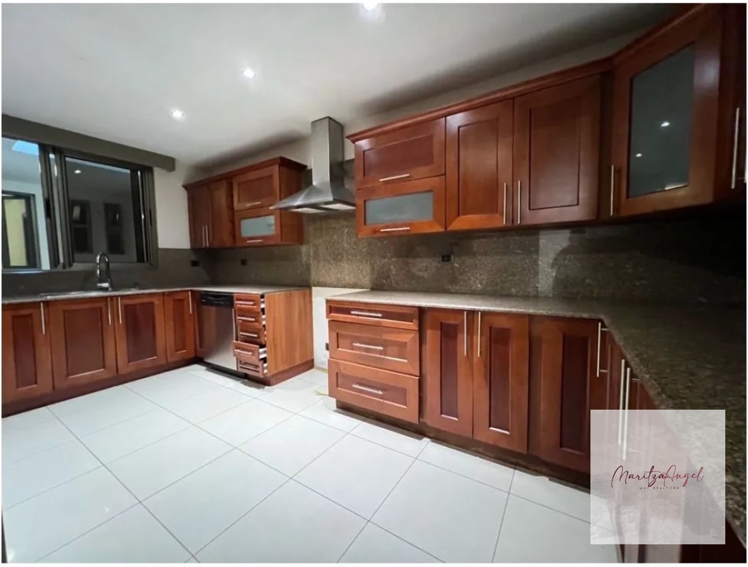CASA EN VENTA ZONA 10. EL PRADO - 10