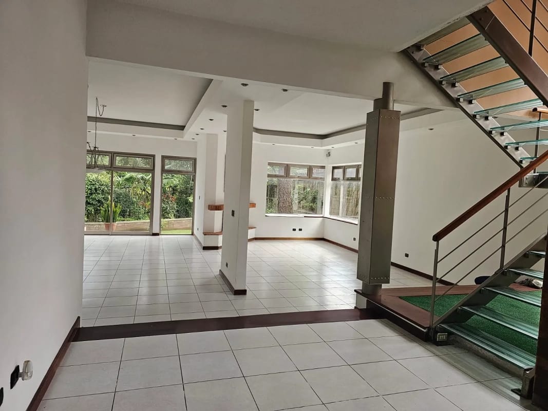 Amplia e iluminada casa en Kanajuyú zona 16 — Casa en Venta en Kanajuyú, Zona 16, Guatemala, Ciudad — foto 5 de 6