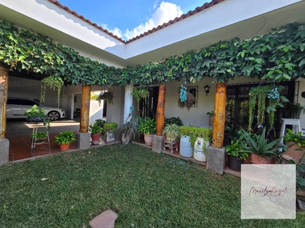 CASA EN VENTA EN ZONA 16 - 14