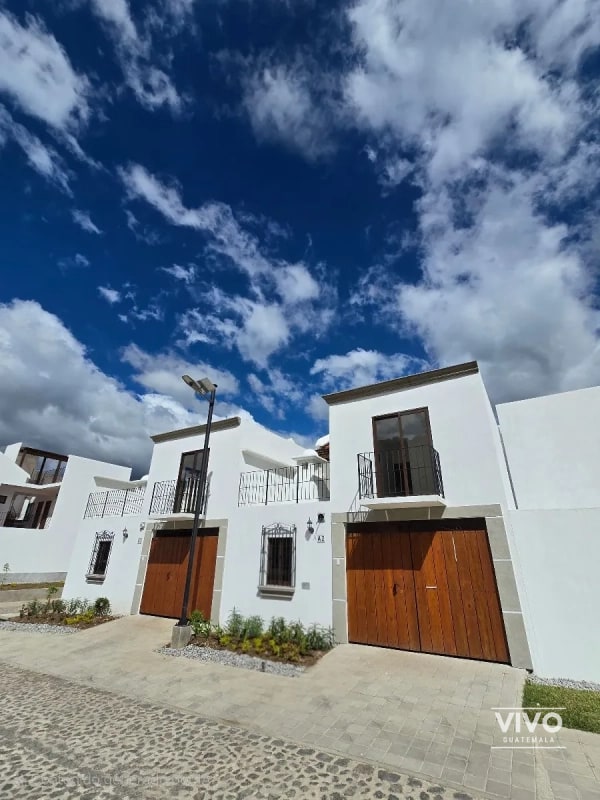 Se renta casa, Paseo San Lorenzo, Antigua GT, 5 hab, $1200 - 12