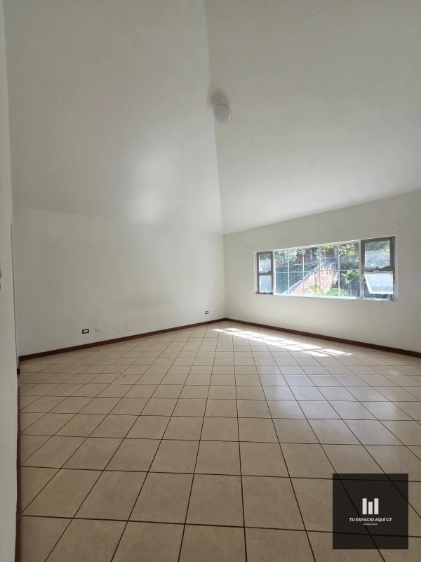 Oportunidad en Vista Hermosa 3, Hermosa Casa con amplio Jardín - 3