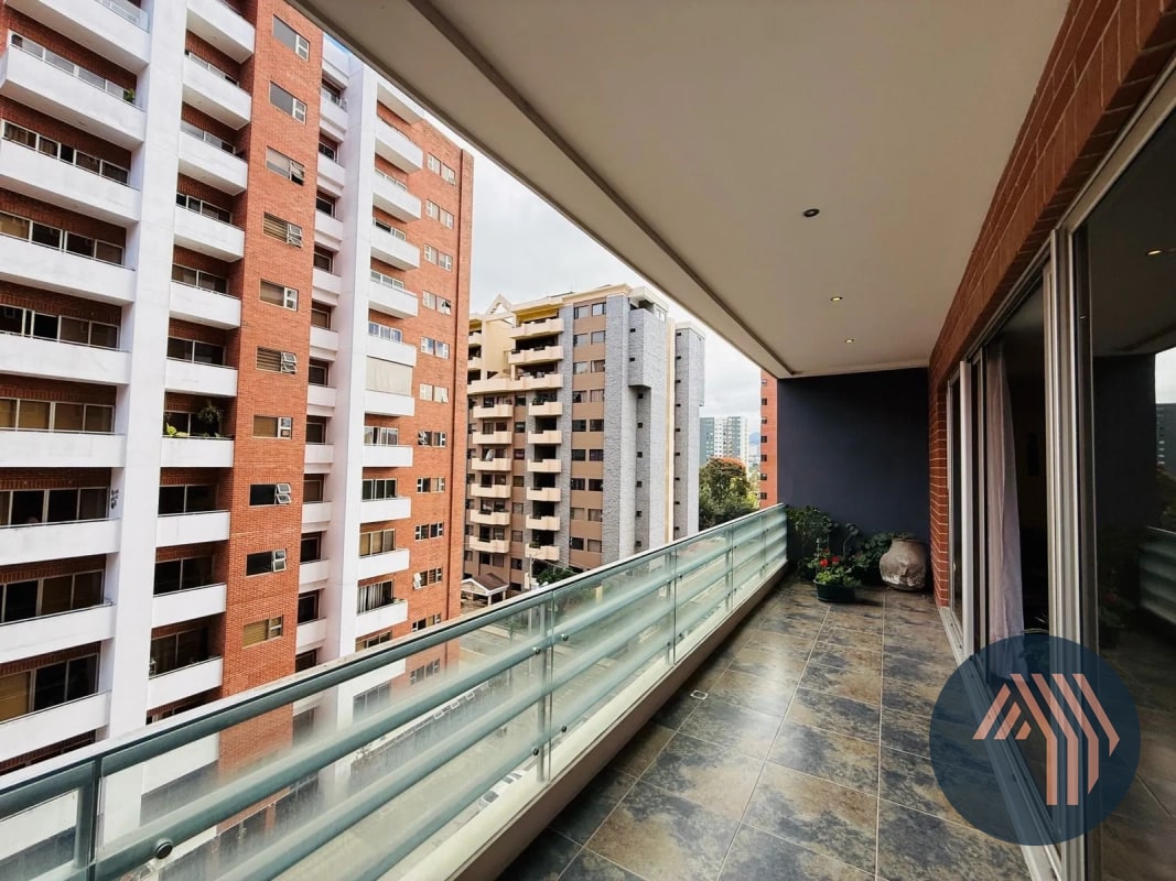 ALQUILER DE AMPLIO Y CÉNTRICO APARTAMENTO - ARIA, ZONA 10 - 11