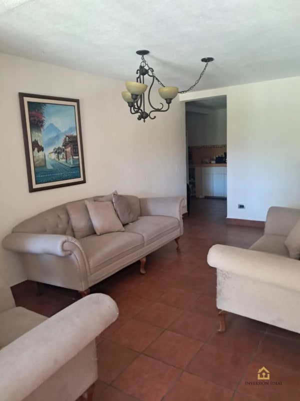 Casa comercial en renta Condominio Mariscal zona 11 - 13