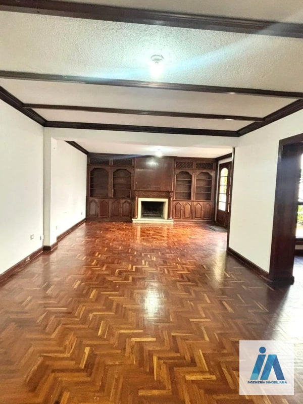 CASA EN VENTA - 📍Residenciales Mallorca, zona 14 _Una residencia única con acabados de caoba y amplio jardín_ — Casa en Venta en Zona 14, Guatemala, Ciudad — foto 15 de 16