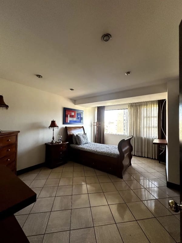 Apartamento amplio con balcón perimetral en Pacífica Plaza, Zona 14 - 17