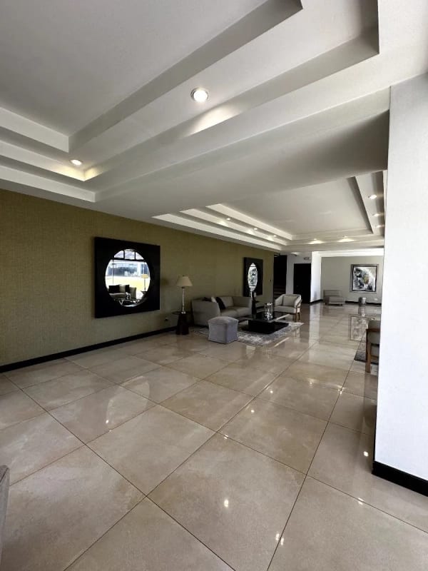 Apartamento amplio con balcón perimetral en Pacífica Plaza, Zona 14 - 12