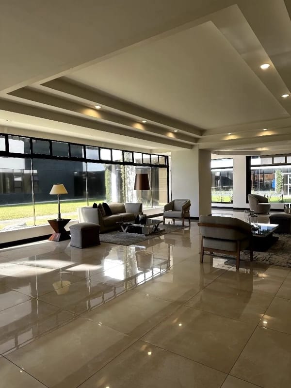 Apartamento amplio con balcón perimetral en Pacífica Plaza, Zona 14 - 9