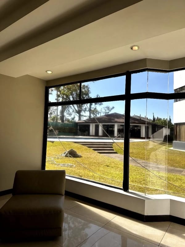 Apartamento amplio con balcón perimetral en Pacífica Plaza, Zona 14 - 8