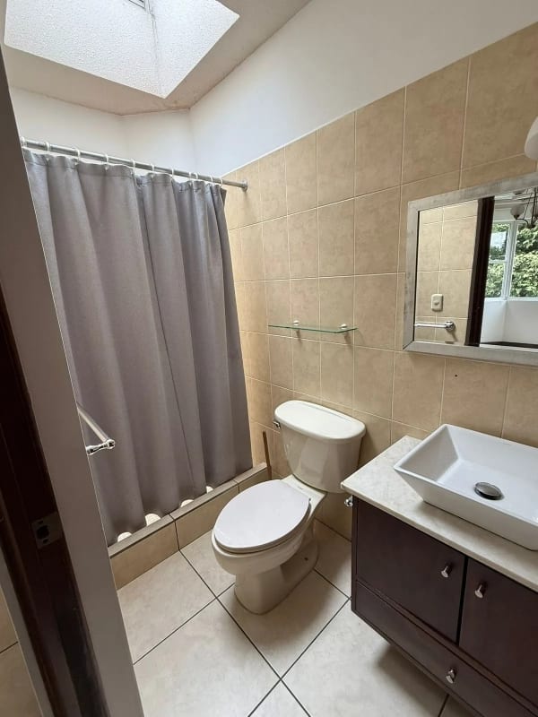 Amplia casa en Prados de Muxbal — Casa en Alquiler en Muxbal, Guatemala, Ciudad — foto 3 de 13