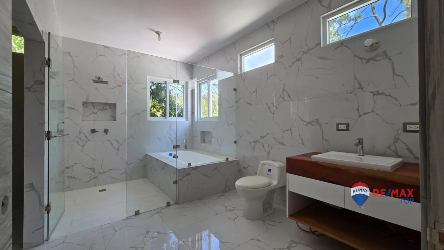ZONA 16, VENDO CASA DE 2 NIVELES 4 HAB. / BOULEVARD ACATÁN - 2