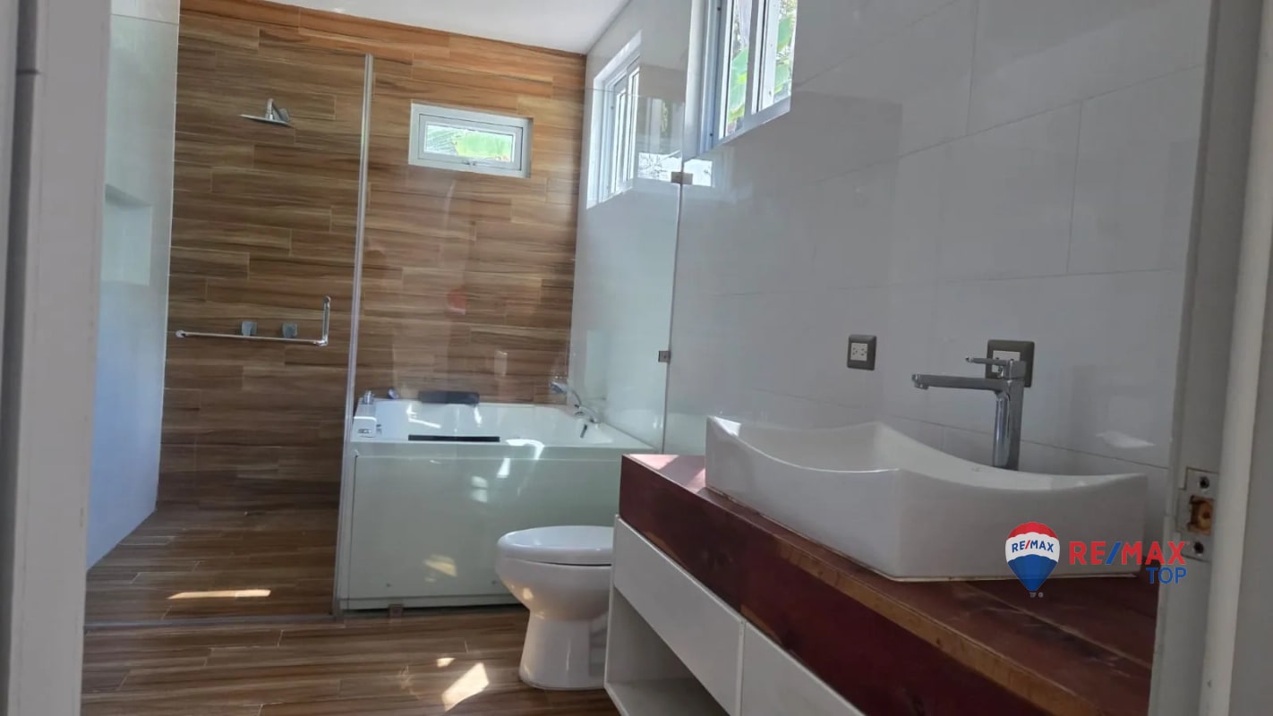 ZONA 16, VENDO CASA DE 2 NIVELES 4 HAB. / BOULEVARD ACATÁN - 1