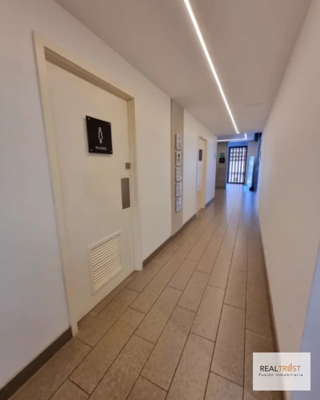 Rento oficina en Edificio Granat  zona 4 - 8