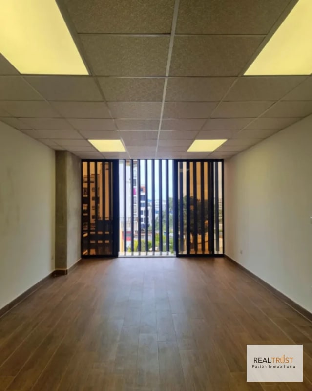 Rento oficina en Edificio Granat zona 4 - 7