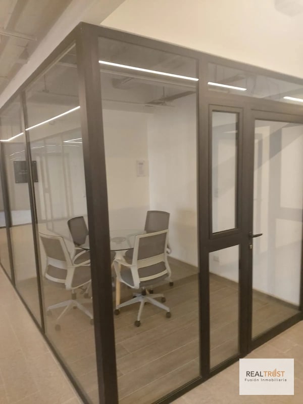 Rento oficina en Edificio Granat zona 4 - 6