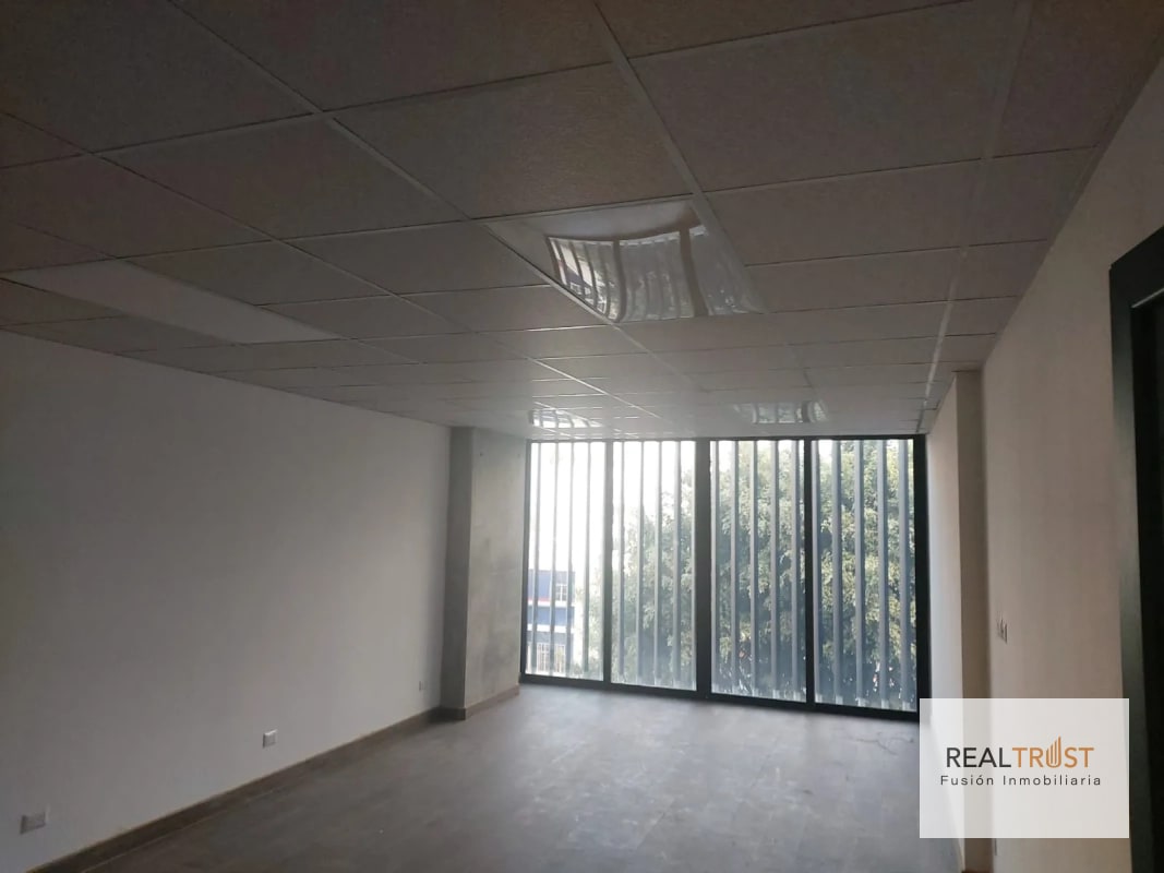 Rento oficina en Edificio Granat  zona 4 - 4