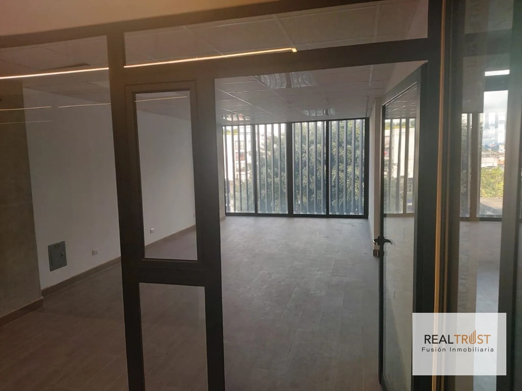Rento oficina en Edificio Granat zona 4 - 1