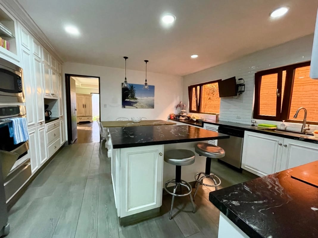  CASA VENTA CONDOMINIO EXCLUSIVO LA JOYA ZONA 10, 4 DORMITORIOS, 440 Mts2 , 3.5 BAÑOS~4 PARQUEOS $1,000,000 DOLARES — Casa en Venta en Zona 10, Guatemala, Ciudad — foto 3 de 11