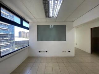 OFICINA RENTA ZONA 10, EDIFICIO EDYMA FRENTE A OAKLAND MALL, 152 MTS2, 4 PARQUEOS $2,350 — Oficina en Alquiler en Zona 10, Guatemala, Ciudad — miniatura 2 de 4