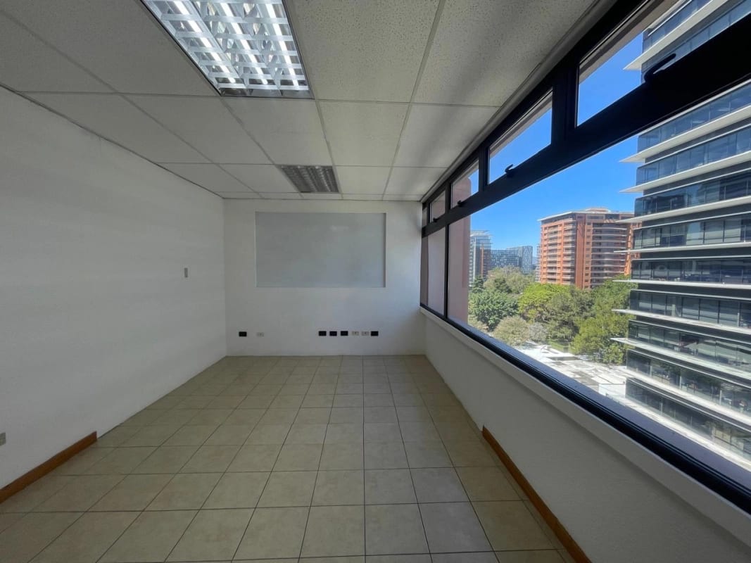 OFICINA RENTA ZONA 10, EDIFICIO EDYMA FRENTE A OAKLAND MALL, 152 MTS2, 4 PARQUEOS $2,350 — Oficina en Alquiler en Zona 10, Guatemala, Ciudad — foto 3 de 4