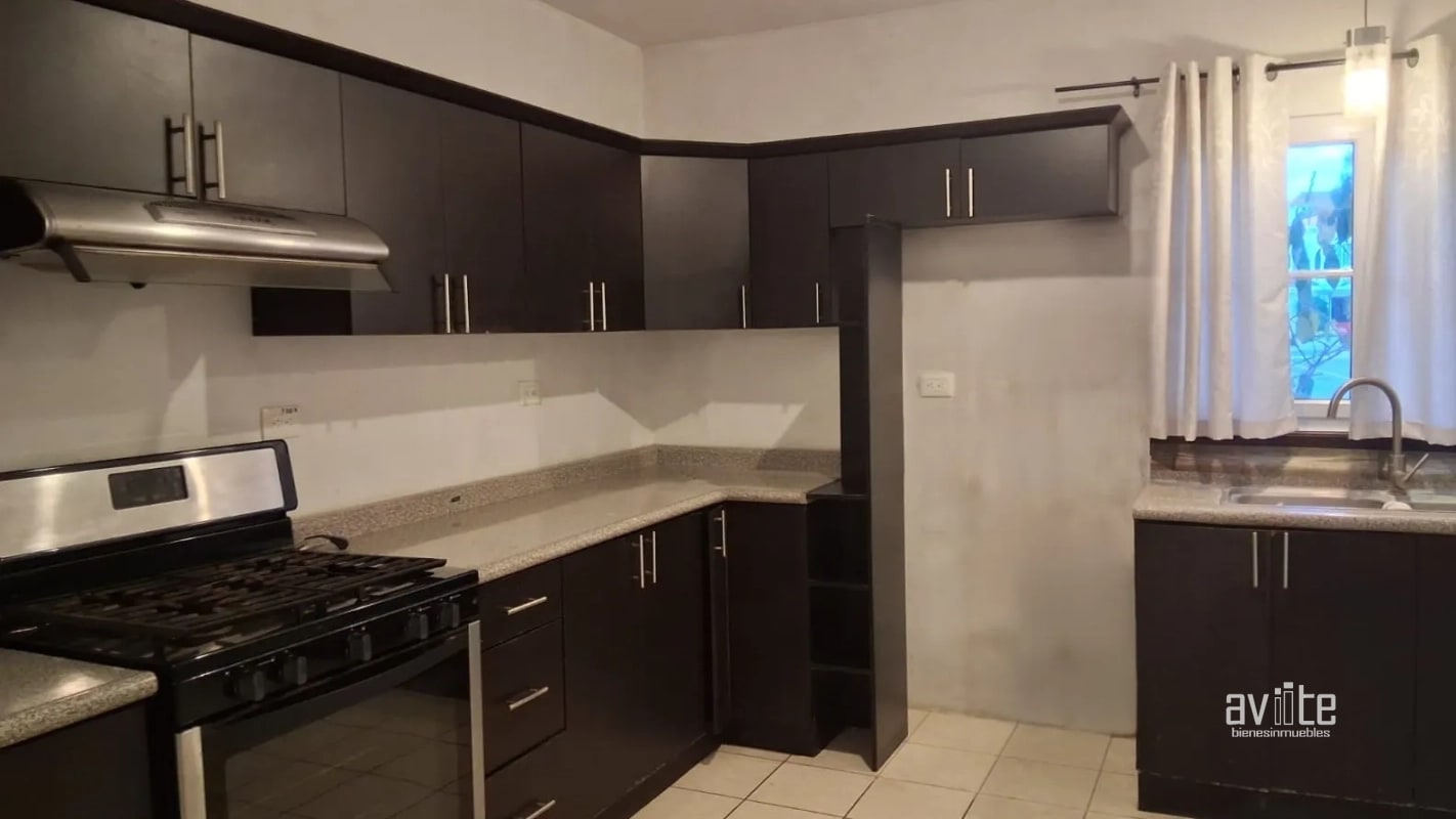 Condado San Nicolas 3.   Casa de 3 niveles en venta Q1,950,000 más impuestos - 7