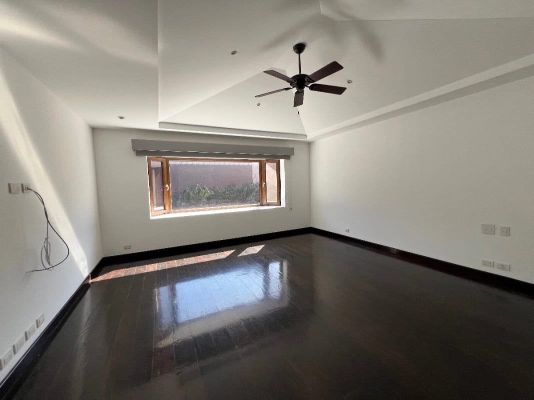  CASA VENTA CONDOMINIO EXCLUSIVO LA JOYA ZONA 10, 4 DORMITORIOS, 440 Mts2 , 3.5 BAÑOS~4 PARQUEOS $1,000,000 DOLARES — Casa en Venta en Zona 10, Guatemala, Ciudad — foto 5 de 11