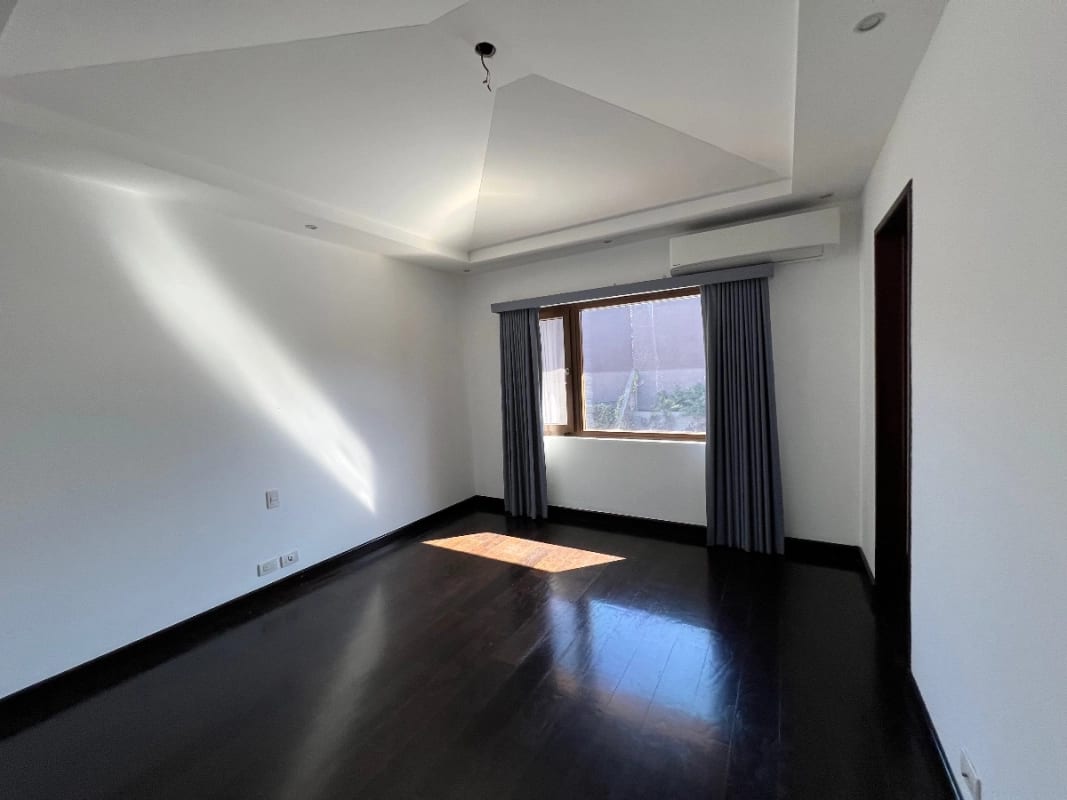 CASA VENTA CONDOMINIO EXCLUSIVO LA JOYA ZONA 10, 4 DORMITORIOS, 440 Mts2 , 3.5 BAÑOS~4 PARQUEOS $1,000,000 DOLARES — Casa en Venta en Zona 10, Guatemala, Ciudad — foto 6 de 11