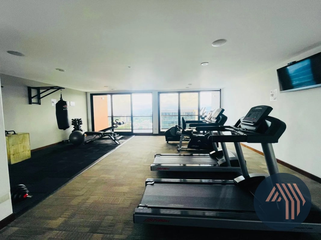 VENTA DE AMPLIO APARTAMENTO DE 2 NIVELES - VEINTI4, ZONA 10 - 11