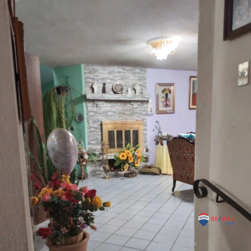 VENDO CASA EN SECTOR A-10, SAN CRISTÓBAL 4 HABITACIONES / AMPLIO JARDÍN POSTERIOR - 6