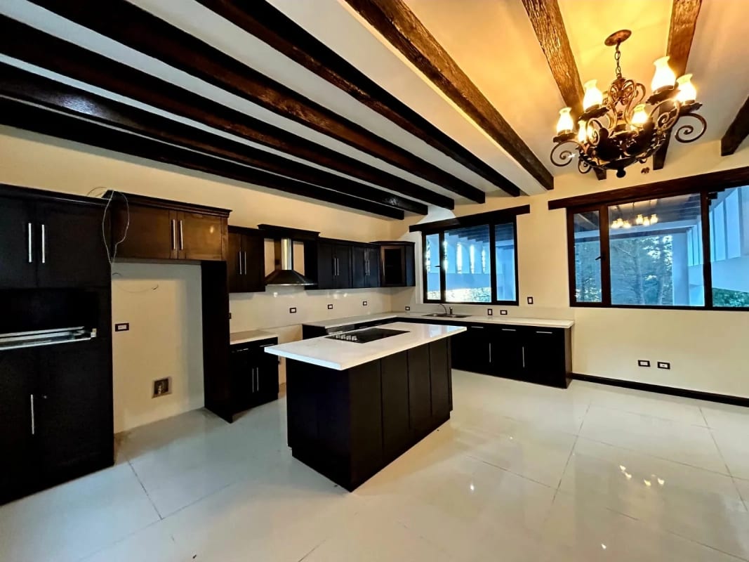 PROPIEDAD EN VENTA SOBRE CARRETERA INTERAMERICANA Km.33.8 — Casa en Venta en Santa Maria Cauqué, Sacatepéquez — foto 13 de 14
