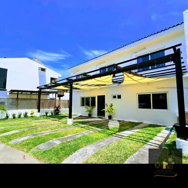 Casa de Playa en Venta en Monterrico/ Con registro de Propiedad - 1