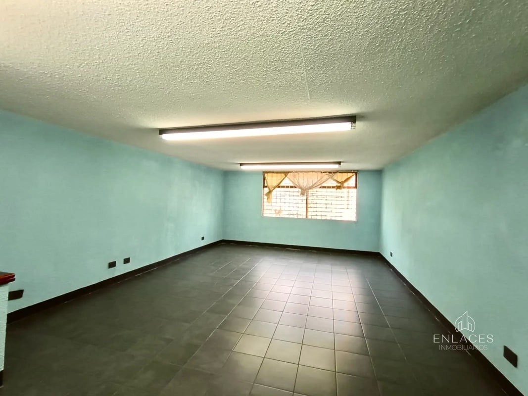 Zona 12 • Local Comercial en Renta • Plaza Florencia - 2