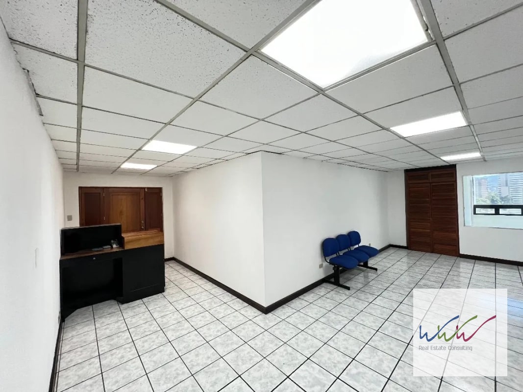 Rento oficina de 123m2 en Edificio Topacio Azul, Zona 10 - 11