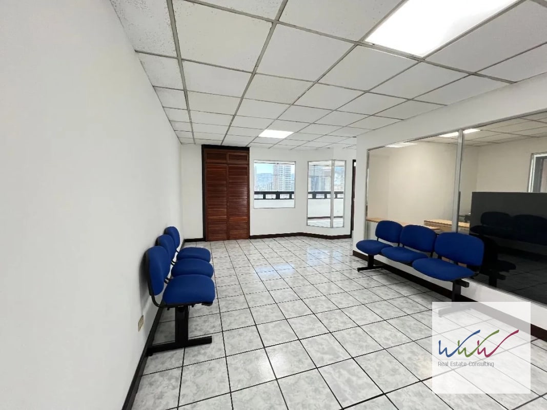 Rento oficina de 123m2 en Edificio Topacio Azul, Zona 10 - 10