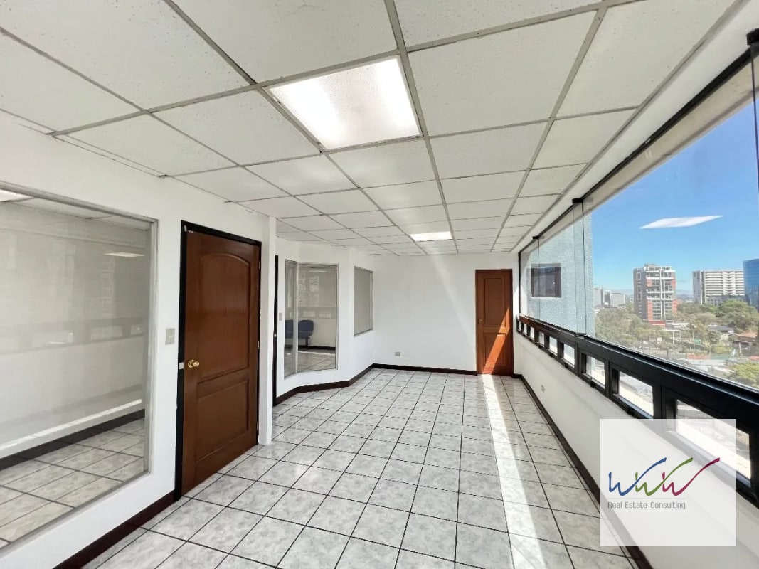 Rento oficina de 123m2 en Edificio Topacio Azul, Zona 10 - 8