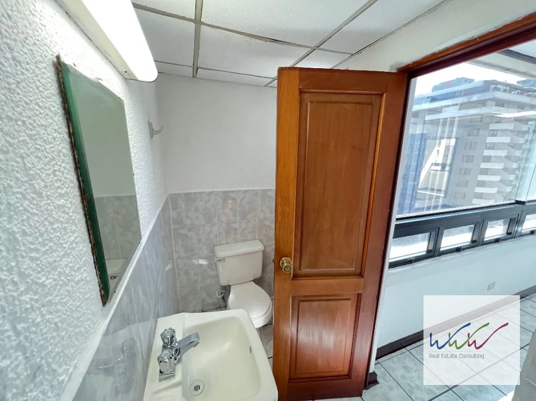 Rento oficina de 123m2 en Edificio Topacio Azul, Zona 10 - 5