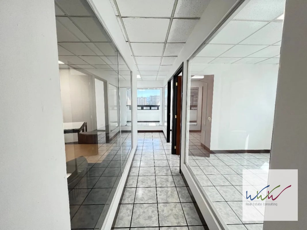 Rento oficina de 123m2 en Edificio Topacio Azul, Zona 10 - 3