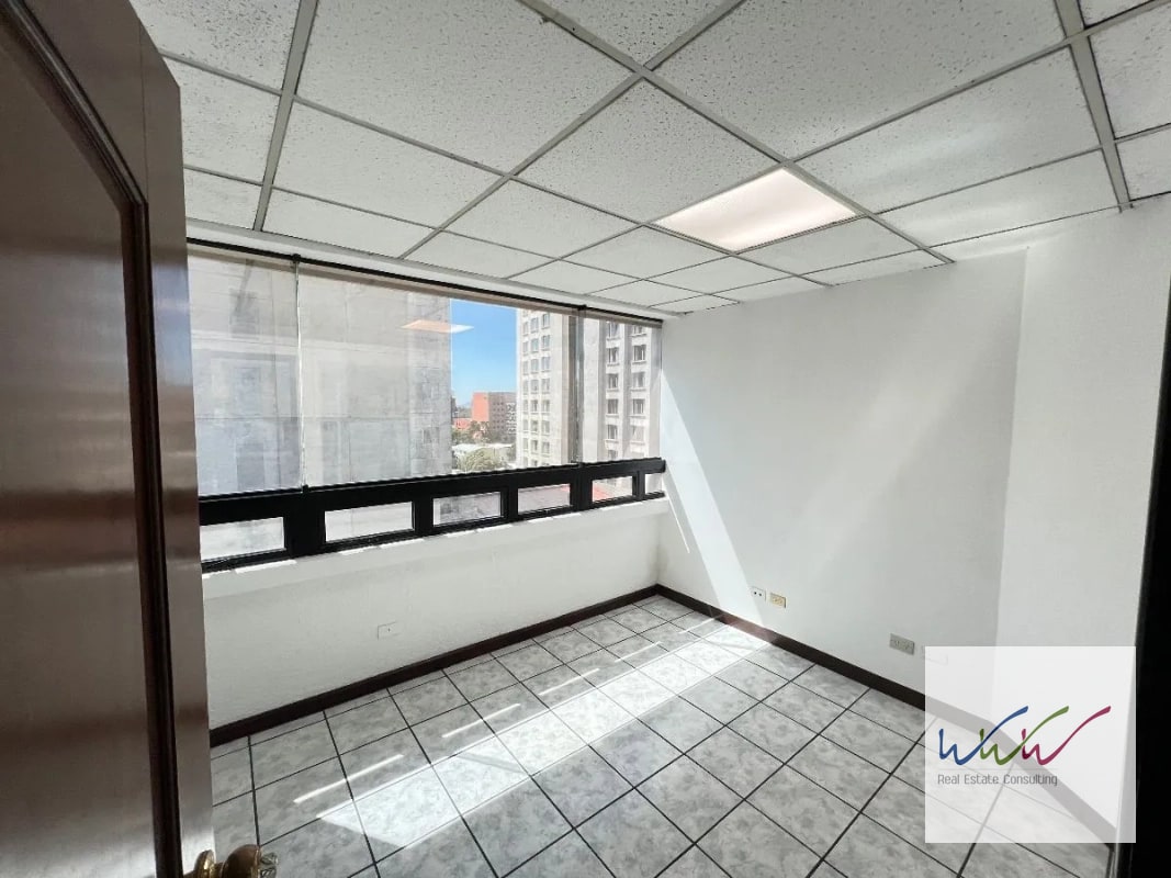 Rento oficina de 123m2 en Edificio Topacio Azul, Zona 10 - 2